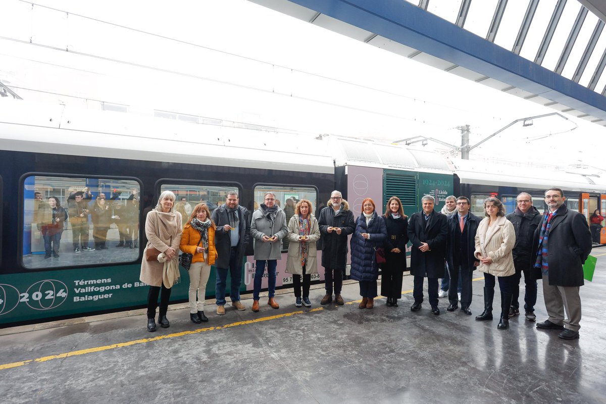 FGCcorporatiu's tweet image. 💯 Avui hem commemorat el centenari de l'arribada del tren a Balaguer.

La #consellera @estercapella i representants institucionals del territori han viatjat des de Lleida fins a Balaguer a bord d’un tren de #Ferrocarrils vinilat amb motius històrics #FGC