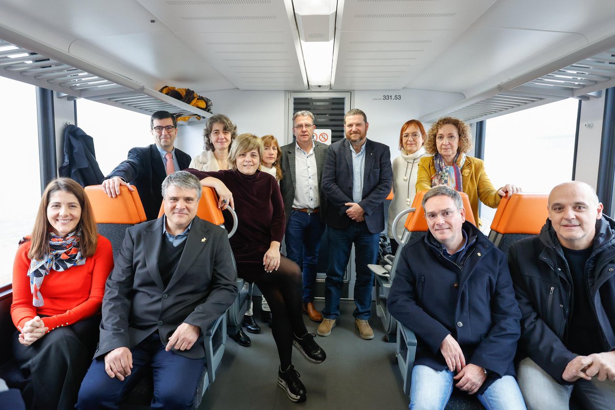 FGCcorporatiu's tweet image. 💯 Avui hem commemorat el centenari de l'arribada del tren a Balaguer.

La #consellera @estercapella i representants institucionals del territori han viatjat des de Lleida fins a Balaguer a bord d’un tren de #Ferrocarrils vinilat amb motius històrics #FGC