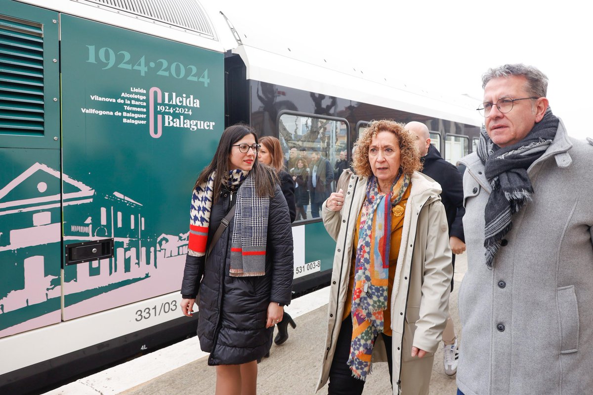 FGCcorporatiu's tweet image. 💯 Avui hem commemorat el centenari de l'arribada del tren a Balaguer.

La #consellera @estercapella i representants institucionals del territori han viatjat des de Lleida fins a Balaguer a bord d’un tren de #Ferrocarrils vinilat amb motius històrics #FGC