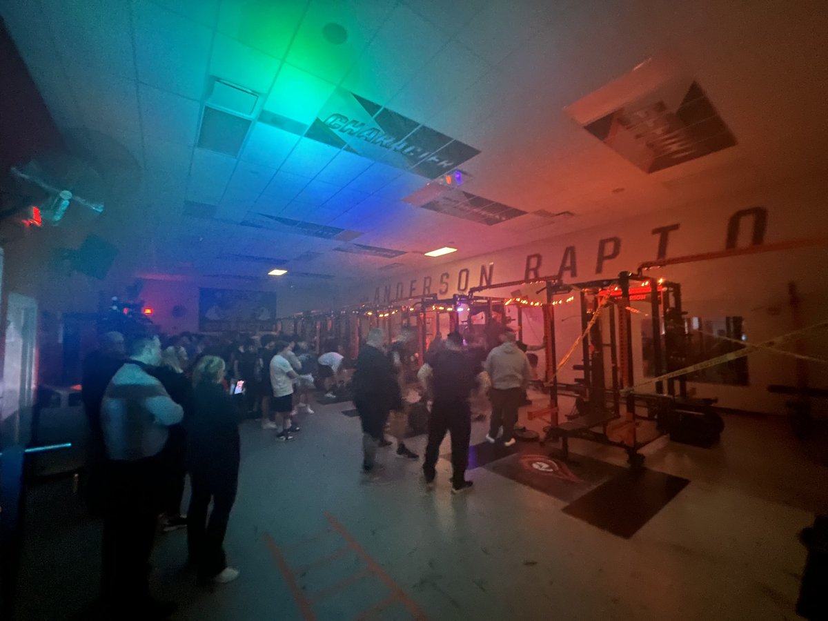 CoachEvanDreyer's tweet photo. Last night was incredible!!! We loved having our TEAM together for a great MAX out!! Keep Chasing Greatness!! #WorkWins #RecruittheA #WorkWhileNoOneiswatching https://t.co/bbNBBDQKaE