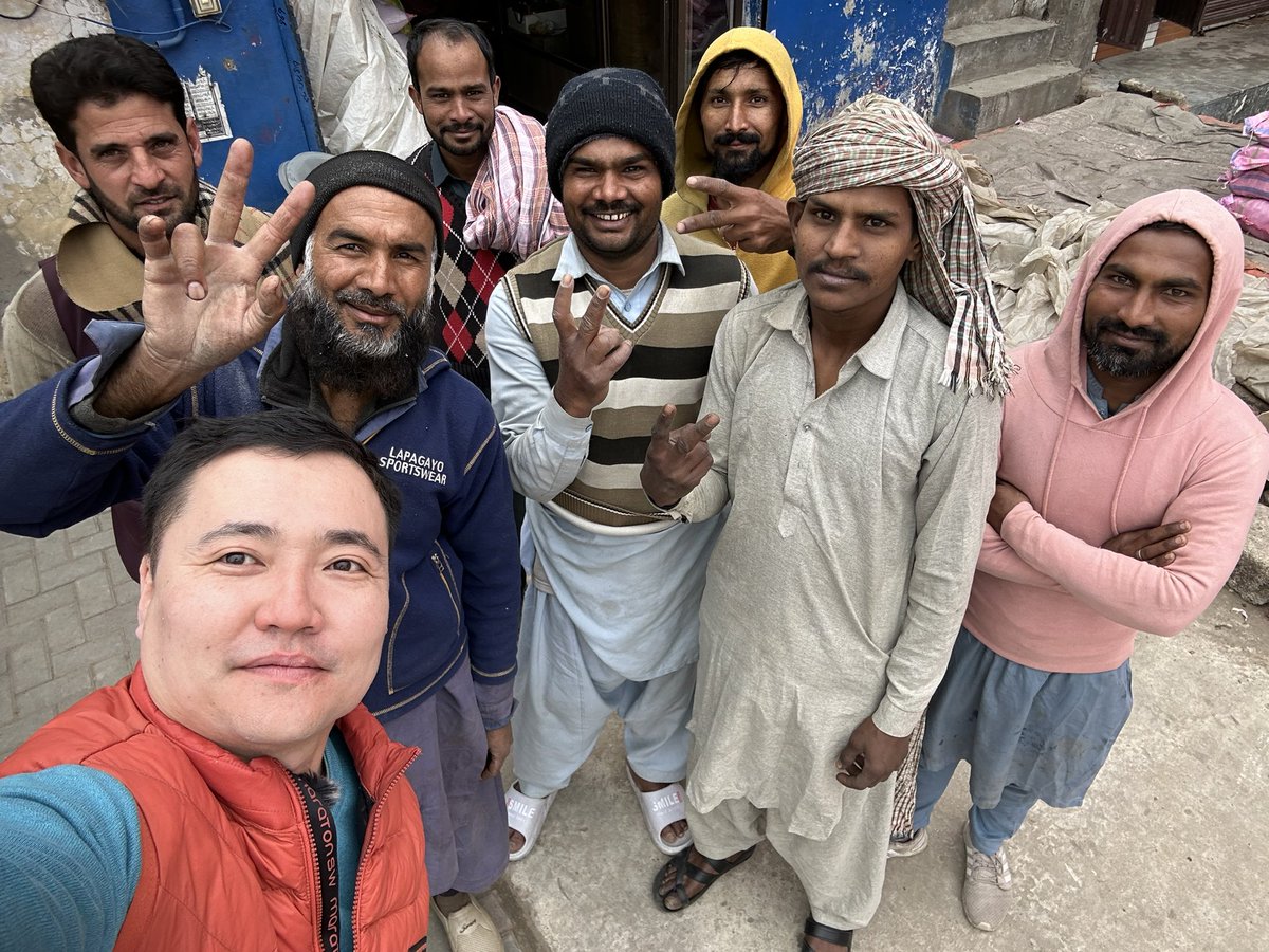 Пакистан улс. Хамгийн зочломтгой хүмүүс энд байдаг юм шиг байна.

Таксины жолоочоос гал асуухаар зажегалкаа шууд бэлэглэчих юм, буудлын ресепшин нь таксины мөнгө төлчих юм, жимсний лангуунаас 2 банана авсан чинь мөнгө авахгүй гээд бэлэглэчих юм, “Нарантуул” захаар нь алхсан чинь
