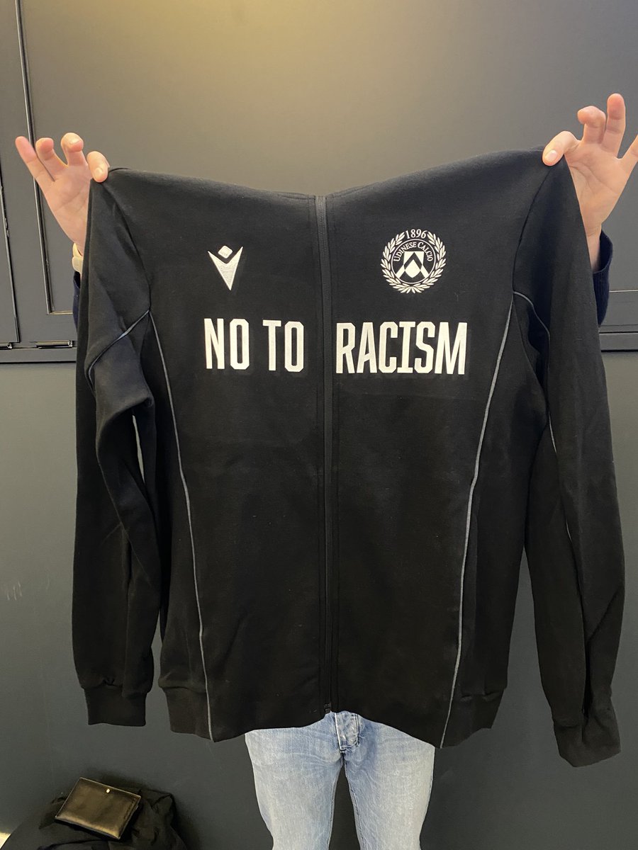 La felpa con cui scenderà in campo l’Udinese dopo il caso Maignan <a href="/DAZN_IT/">DAZN Italia</a>