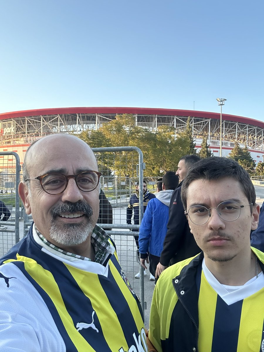 ProfErtanGOKMEN's tweet photo. Bugün günlerden @Fenerbahce 💛💙 https://t.co/yxMbtsvyKg
