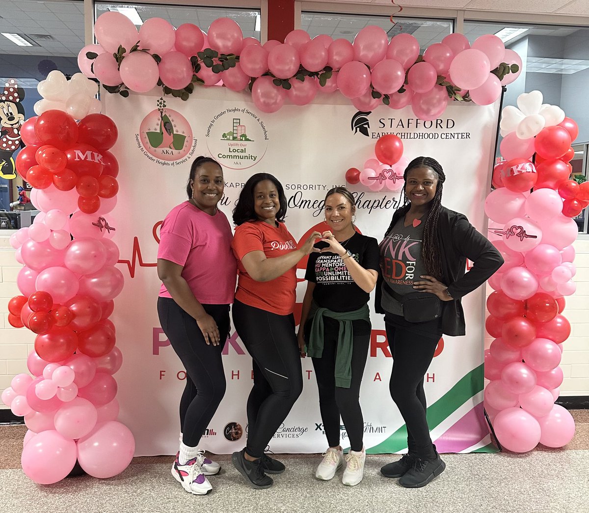 DrAliciaMartin's tweet photo. Supporting @AKAMuKappaOmega #PinkGoesRed ๐ฉทโค๏ธ and #ReclaimingOurPearls ๐ค
#HeartHealth
#AKAReactivation
#AKA1908
#PearlRenaissance
#AKAMuKappaOmega
#StrengtheningOurSisterhood
#SoaringwithAKA https://t.co/hlj5PHoS6q