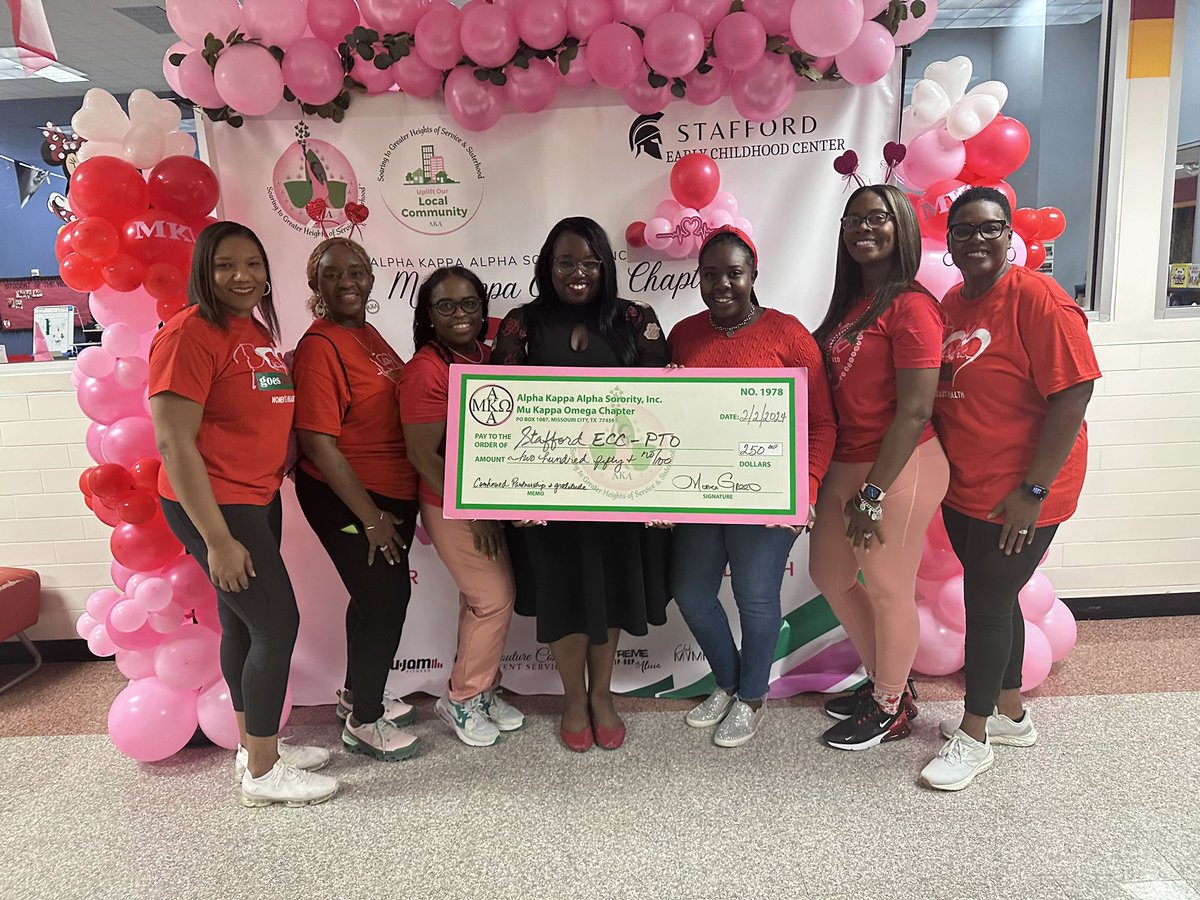 DrAliciaMartin's tweet photo. Supporting @AKAMuKappaOmega #PinkGoesRed ๐ฉทโค๏ธ and #ReclaimingOurPearls ๐ค
#HeartHealth
#AKAReactivation
#AKA1908
#PearlRenaissance
#AKAMuKappaOmega
#StrengtheningOurSisterhood
#SoaringwithAKA https://t.co/hlj5PHoS6q