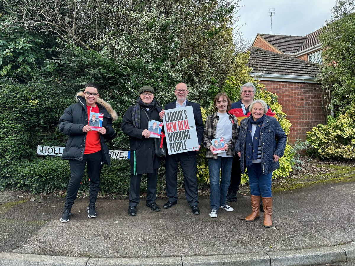 steveyemm's tweet photo. Great meeting residents in Ling Forest #Mansfield today and discussing Labour’s plans for the economy and a #newdeal for working people. Banning zero hours contracts, an end to fire and rehire, better rights at work, and a genuine living wage would all help make work pay. https://t.co/RSUsi0qETl