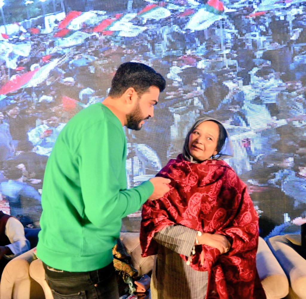 MasroorHassain's tweet photo. پارٹی کی قیادت سے لیکر تمام ذمہ داران کارکنان نے محنت، لگن سے ورک کیا جس کا رزلٹ کل قلعہ گراونڈ میں عوام کے سمندر کی صورت میں نظر آیا اس موقع پر سابق اپوزیشن لیڈر جو حیدرآباد سے تعلق رکھتی ہیں @ranaansar26 باجی سے بھی ملاقات ہوئی 
#HyderabadKaFaislaMQMP 
@allaboutmqm @Conv_KMS https://t.co/h0qDy9HKf1