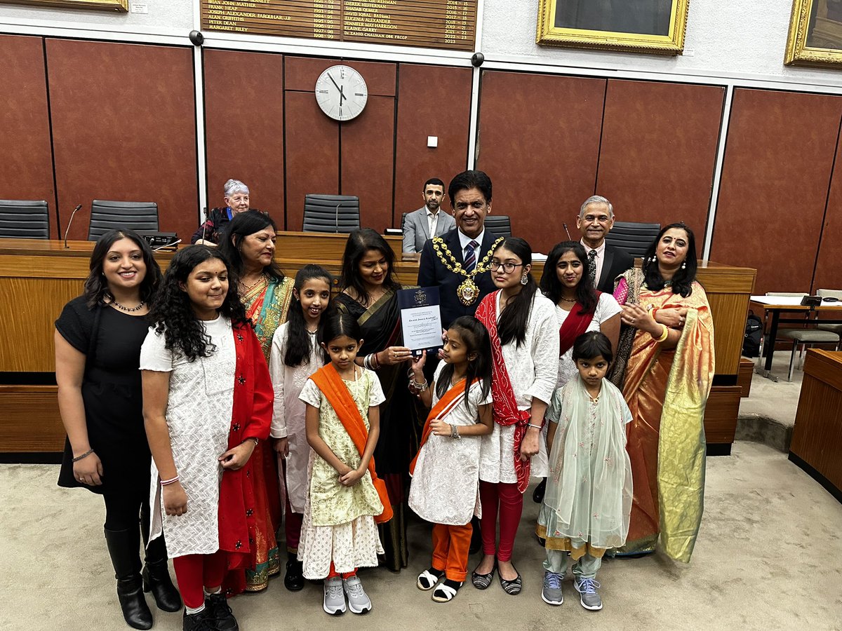 ChauhanZahid's tweet photo. Yesterday evening in the Mayor's Parlour and council chamber,we had the pleasure of presenting cheques to three incredible charities - Dr. Kershaws, Dementia UK and Meningitis UK. 
We also met amazing support team and performers who supported successful Ball.
Thanks to Daksha and everyone who supported the recent 3-4-1 Ball, we were able to contribute to these vital causes 🙏 #iloveoldham