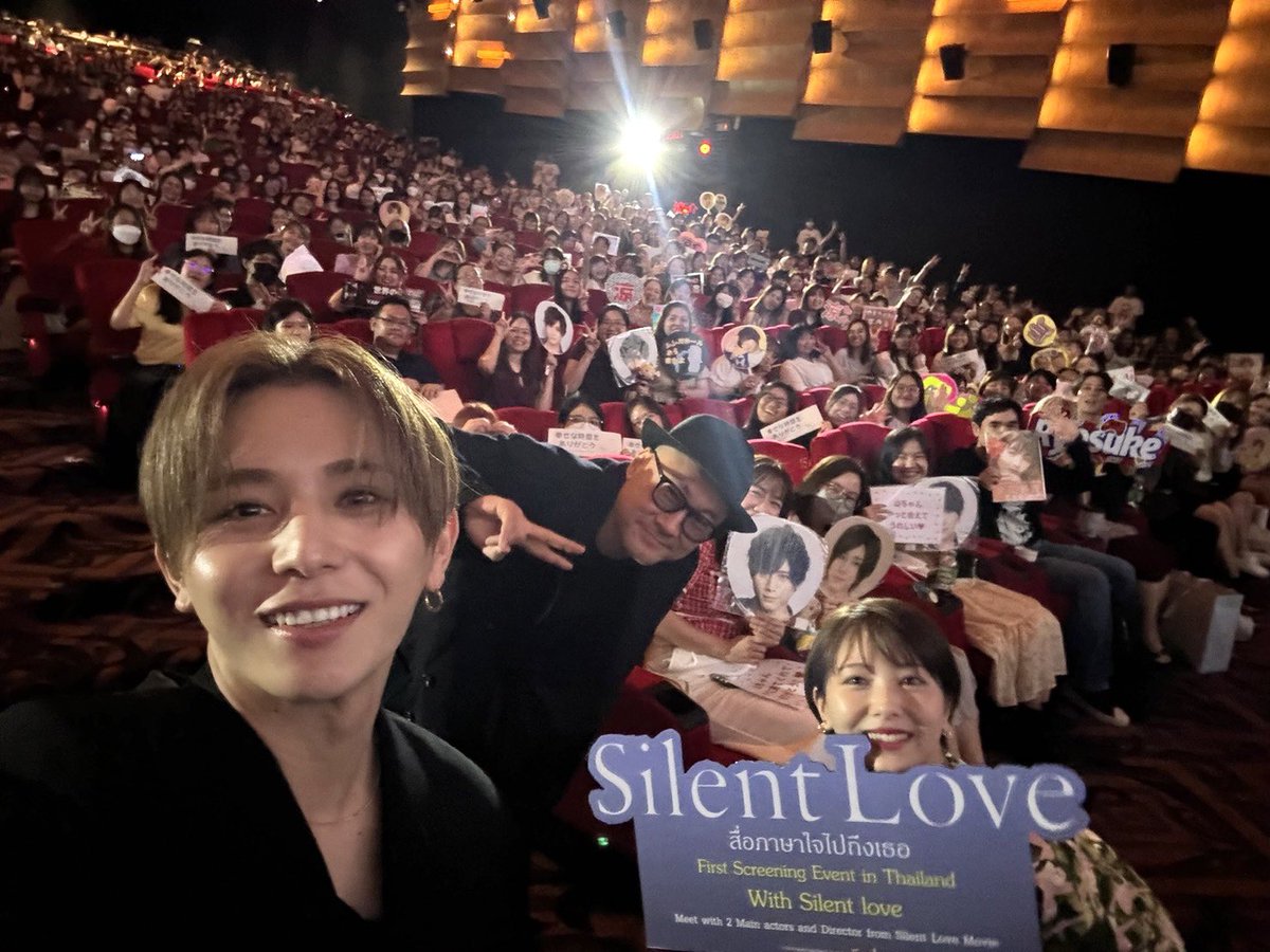 SilentloveMovie's tweet photo. #サイレントラブ 舞台挨拶inタイ
ありがとうございました💐🫶
+*・･*.・⊹・ﾟ*ﾟ*･*.・ﾟ⊹ ﾟ* +

集まってくださった皆さまとの
自撮りショットをお届け📸

タイでは2/8から40館以上の
映画館で公開になります🎬

日本に続いて2カ国目の公開国✨

サイレントラブが
世界で愛されますように！

#世界でいちばん静かなラブストーリー  
大ヒット上映中🎹𓂃𓈒𓏸