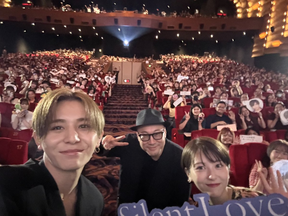 SilentloveMovie's tweet photo. #サイレントラブ 舞台挨拶inタイ
ありがとうございました💐🫶
+*・･*.・⊹・ﾟ*ﾟ*･*.・ﾟ⊹ ﾟ* +

集まってくださった皆さまとの
自撮りショットをお届け📸

タイでは2/8から40館以上の
映画館で公開になります🎬

日本に続いて2カ国目の公開国✨

サイレントラブが
世界で愛されますように！

#世界でいちばん静かなラブストーリー  
大ヒット上映中🎹𓂃𓈒𓏸