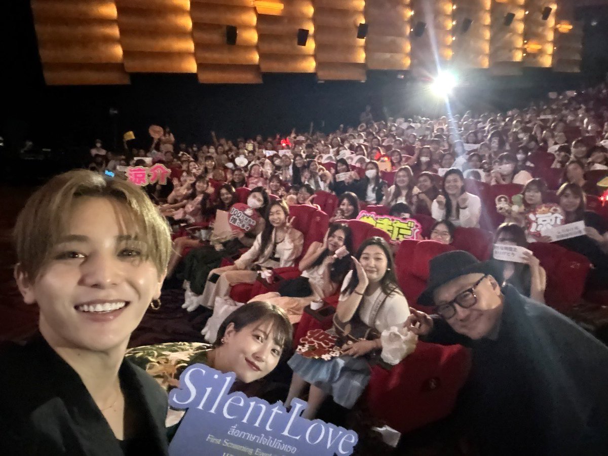 SilentloveMovie's tweet photo. #サイレントラブ 舞台挨拶inタイ
ありがとうございました💐🫶
+*・･*.・⊹・ﾟ*ﾟ*･*.・ﾟ⊹ ﾟ* +

集まってくださった皆さまとの
自撮りショットをお届け📸

タイでは2/8から40館以上の
映画館で公開になります🎬

日本に続いて2カ国目の公開国✨

サイレントラブが
世界で愛されますように！

#世界でいちばん静かなラブストーリー  
大ヒット上映中🎹𓂃𓈒𓏸