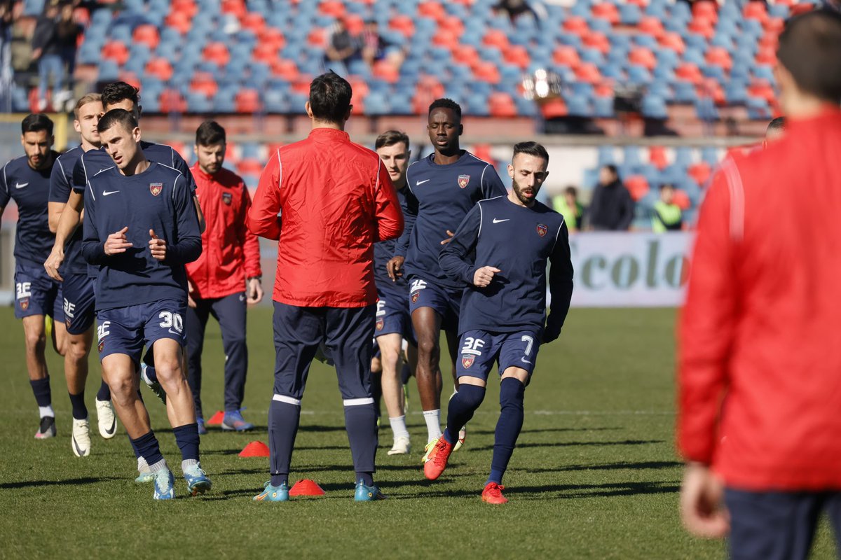 CosenzaOfficial's tweet photo. Forza ragazzi 🐺❤️💙

#ForzaLupi #COSPIS https://t.co/zJH9JWqOGW