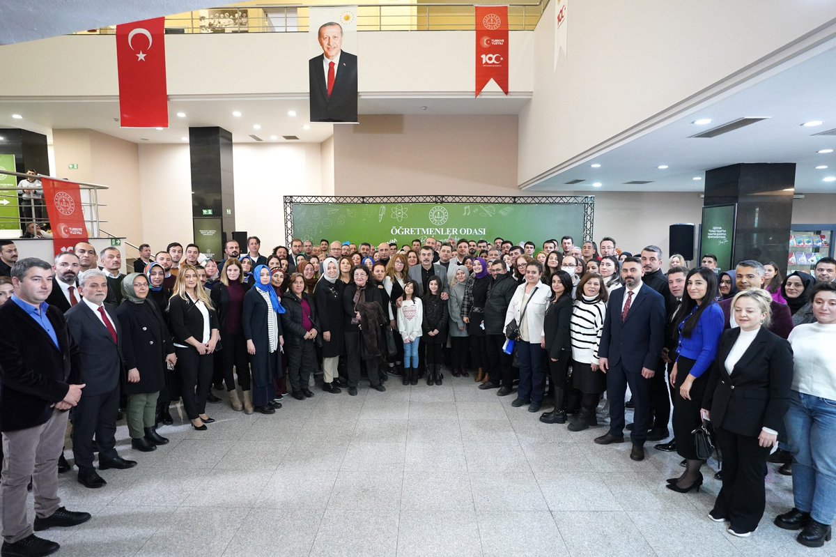 Yusuf__Tekin's tweet photo. Hoş geldiniz, iyi ki geldiniz! 

Her ayın ilk cumartesi gününde gerçekleştirerek gelenek hâline getirdiğimiz #ÖğretmenlerOdası buluşmamızın bu ayki durağı başkentimiz Ankara'ydı.

İstişare kültürüyle büyüyen, sahanın sesiyle yükselen bir maarif anlayışıyla gerçekleştirdiğimiz Öğretmenler Odası Buluşmamıza katılarak fikir ve önerileriyle toplantımıza renk katan meslektaşlarıma teşekkür ediyorum.

Ülkemizin ve evlatlarımızın geleceğini hep birlikte beraber şekillendireceğiz.

#ÖğretmenlerOdası