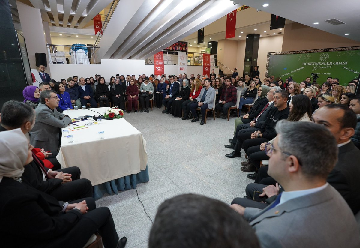 Yusuf__Tekin's tweet photo. Hoş geldiniz, iyi ki geldiniz! 

Her ayın ilk cumartesi gününde gerçekleştirerek gelenek hâline getirdiğimiz #ÖğretmenlerOdası buluşmamızın bu ayki durağı başkentimiz Ankara'ydı.

İstişare kültürüyle büyüyen, sahanın sesiyle yükselen bir maarif anlayışıyla gerçekleştirdiğimiz Öğretmenler Odası Buluşmamıza katılarak fikir ve önerileriyle toplantımıza renk katan meslektaşlarıma teşekkür ediyorum.

Ülkemizin ve evlatlarımızın geleceğini hep birlikte beraber şekillendireceğiz.

#ÖğretmenlerOdası