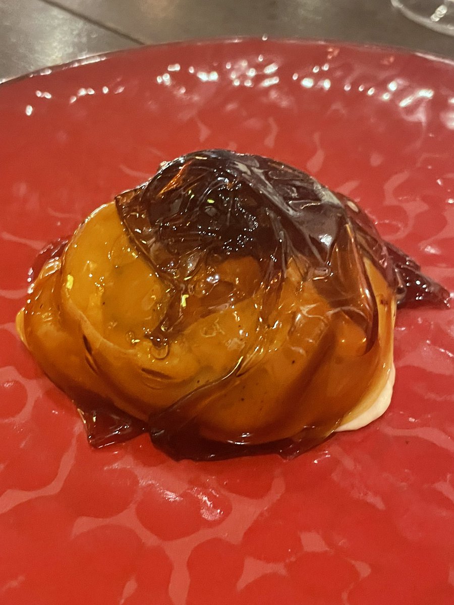 natsmy723's tweet photo. ティラミスってコーヒーが染み込んだスポンジと、しゅわしゅわなマスカルポーネとパウダーぱふぱふ!なイメージ。
食べたのはスポンジ無いしマスカルポーネもふわふわだし、コーヒーはまさかのゼリーで上にかかってるしでみたらし団子の見た目の最高のティラミスだった。
#なっつみーと沖縄
#BACAR https://t.co/wjO5MHM5a1