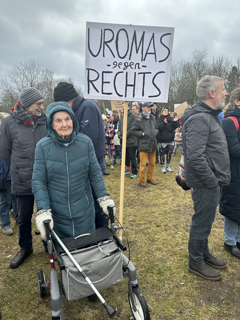 Ich hab eine #UromagegenRechts getroffen bei #b0302 - auf der Wiese vor dem Reichstag, u ich bekam Pipi in die Augen. #WirSindDieBrandmauer #Niewiederistjetzt #Omagegenrechts