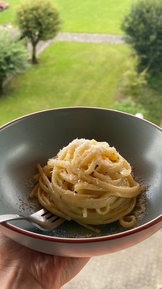 Butter pasta ili pasta sa maslacem.  

Jedna od omiljenih i vrlo lako se sprema.  

Sastojci- 100gr paste po izboru (skuvane) 
100ml bujona od povrca  
30g maslaca 
10g parmezana 
So, biber, muskatni orah, timjan  

Postupak- 
Staviti bujon u tiganj i pustiti da prokljuca.