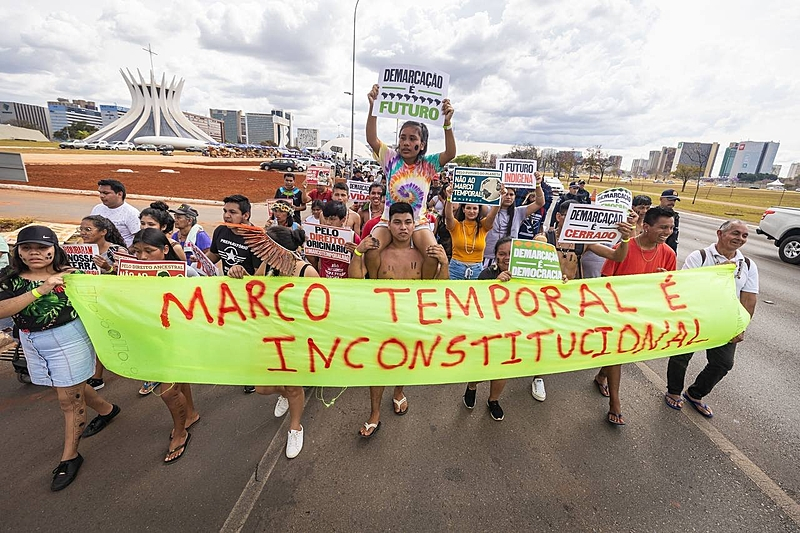 FAZENDEIROS USAM LEI DO MARCO TEMPORAL PARA REIVINDICAR TERRA INDÍGENA ONDE CABRAL CHEGOU EM 1500
Vetadas por Lula e aprovadas no Congresso, novas regras para demarcações começam a prejudicar luta indígena pela terra
@murilopajolla @Brasildefato n9.cl/if752