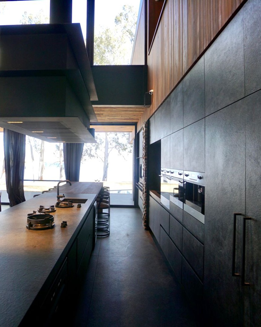 A kitchen with a view, inside and out. #Neolith Krater / distribution by destefano 1913 / #TouchFeelLive at neolith.com