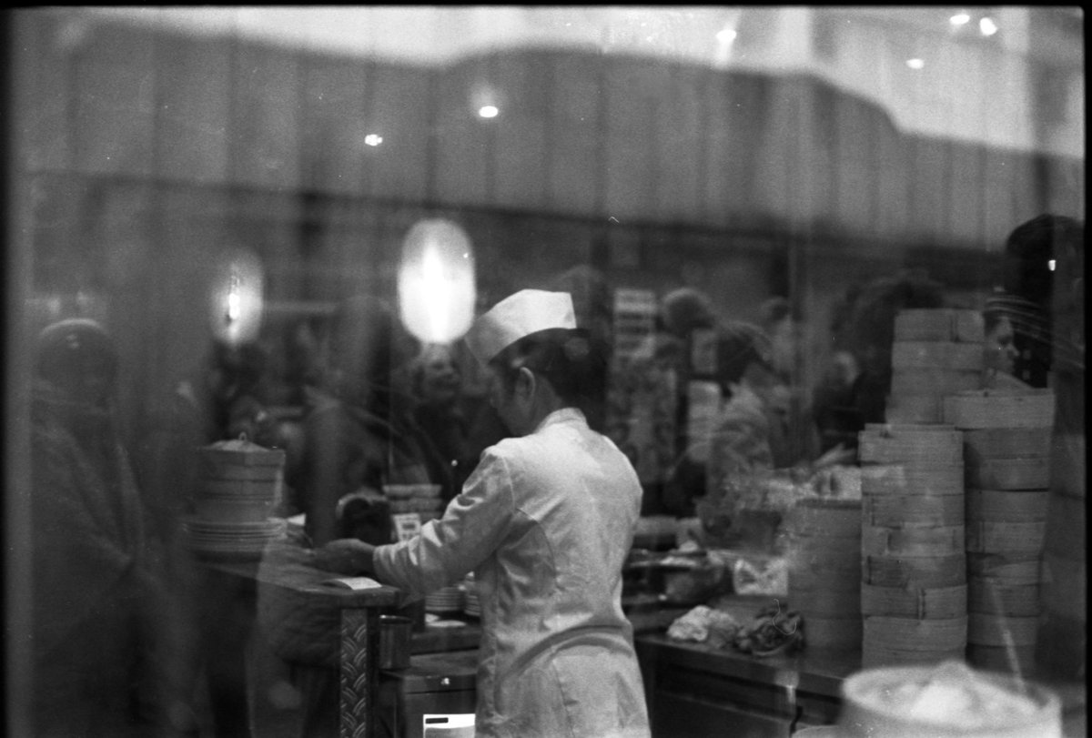 “Woman from Chinatown” one of my new favorite pictures taken for my new project collection in progress called “behind the counter”
📍London, Chinatown 
Taken on Nikon FM2 
Film ilford HP5 plus 400 
#photograghy #chinatown #streetphotography #bnwphotography #bnw
