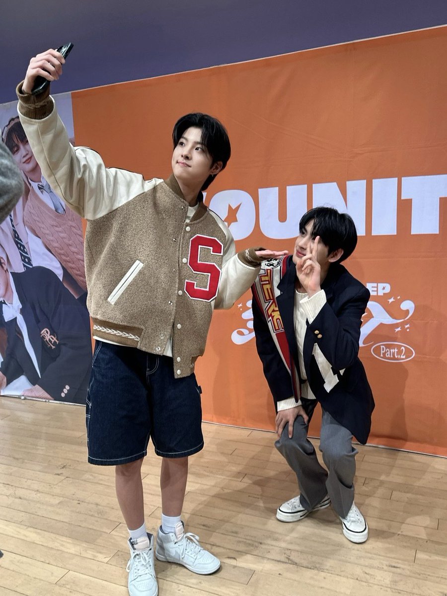 YOUNITE_twt's tweet photo. 🦦과 함께📸

#형석 #HYUNGSEOK https://t.co/fv7LICkJfE