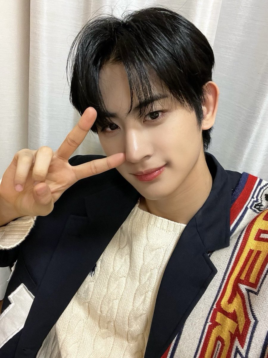 YOUNITE_twt's tweet photo. 🦦과 함께📸

#형석 #HYUNGSEOK https://t.co/fv7LICkJfE