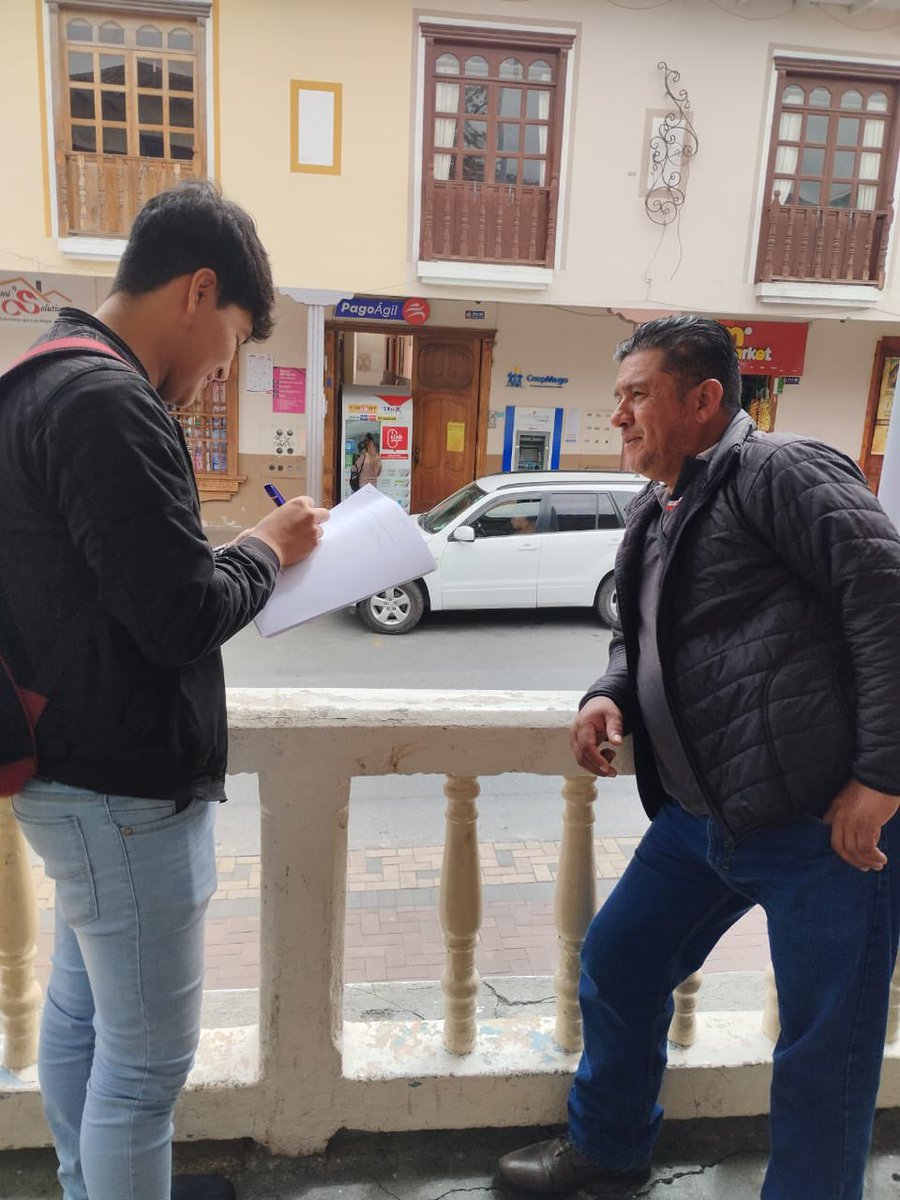"📊 Estudiantes de Comunicación de <a href="/UNLoficial/">Universidad Nacional de Loja</a> están realizando un ejercicio de investigación sobre Opinión Pública. Mediante un contacto directo con la sociedad, 
Este enfoque educativo busca fomentar la transformación a través de la educación #Comunicación #Investigación #UNL