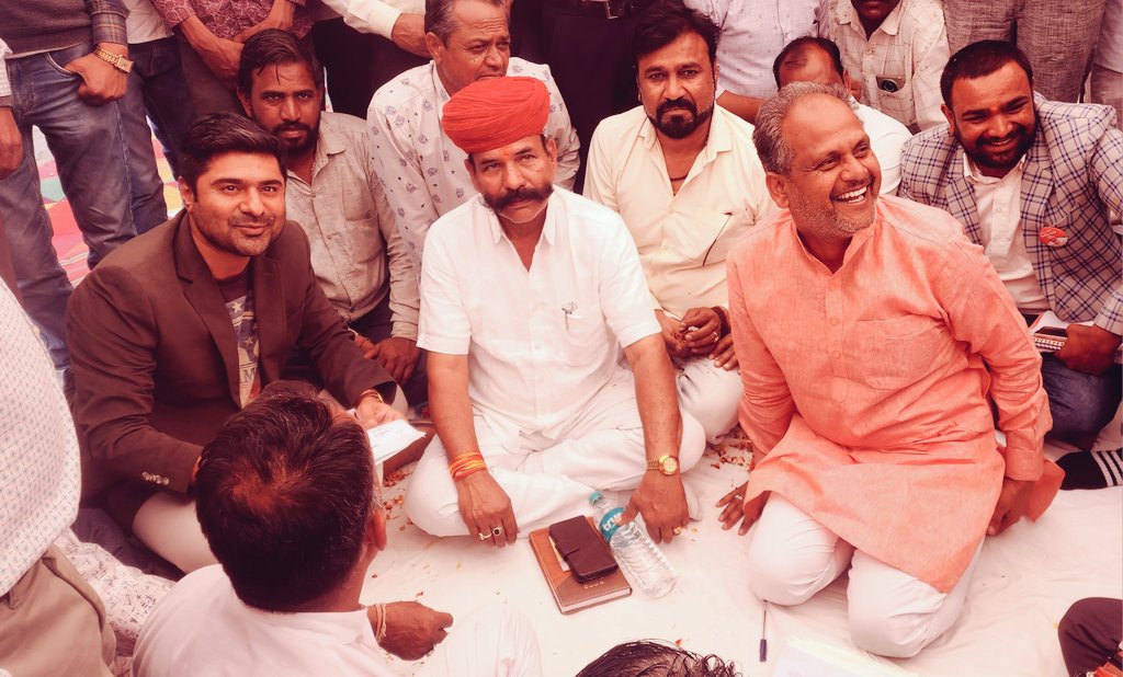 AbhishekSCharan's tweet photo. सहज सहभागिता,साझी जाजम, सबकी सुनवाई।

उपखंड क्षेत्र में जन-समस्याओं के निराकरण हेतु आज माननीय मंत्री महोदय (राजस्व विभाग) श्री हेमंत मीणा जी की अध्यक्षता में साझी जाजम पर जनसुनवाई आयोजित की गई।

@PratapgarhDm 
@RajCMO 
#Arnod 
#Pratapgarh 
@narendramodi https://t.co/MCL6BX6NqV