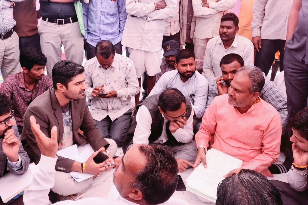 AbhishekSCharan's tweet photo. सहज सहभागिता,साझी जाजम, सबकी सुनवाई।

उपखंड क्षेत्र में जन-समस्याओं के निराकरण हेतु आज माननीय मंत्री महोदय (राजस्व विभाग) श्री हेमंत मीणा जी की अध्यक्षता में साझी जाजम पर जनसुनवाई आयोजित की गई।

@PratapgarhDm 
@RajCMO 
#Arnod 
#Pratapgarh 
@narendramodi https://t.co/MCL6BX6NqV