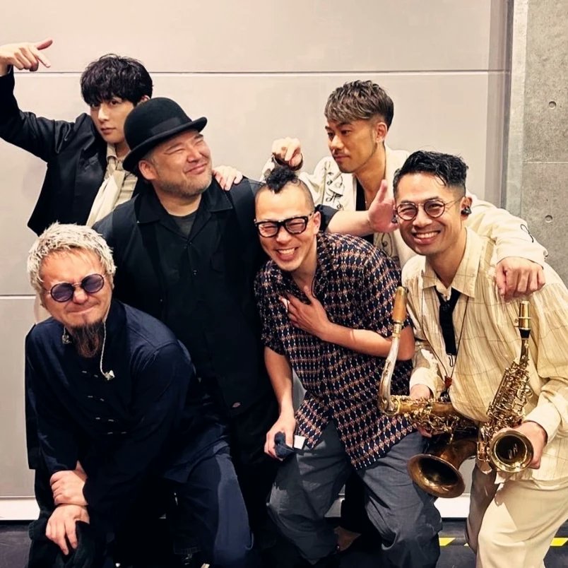 Banboo44's tweet photo. 今日は水戸でCHEMISTRY！
最高のライブでした！
写真は、僕の頭に付いていた埃をとる要さん！
もはや毛繕い！
 #CHEMISTRY https://t.co/9dz4YbP0ob