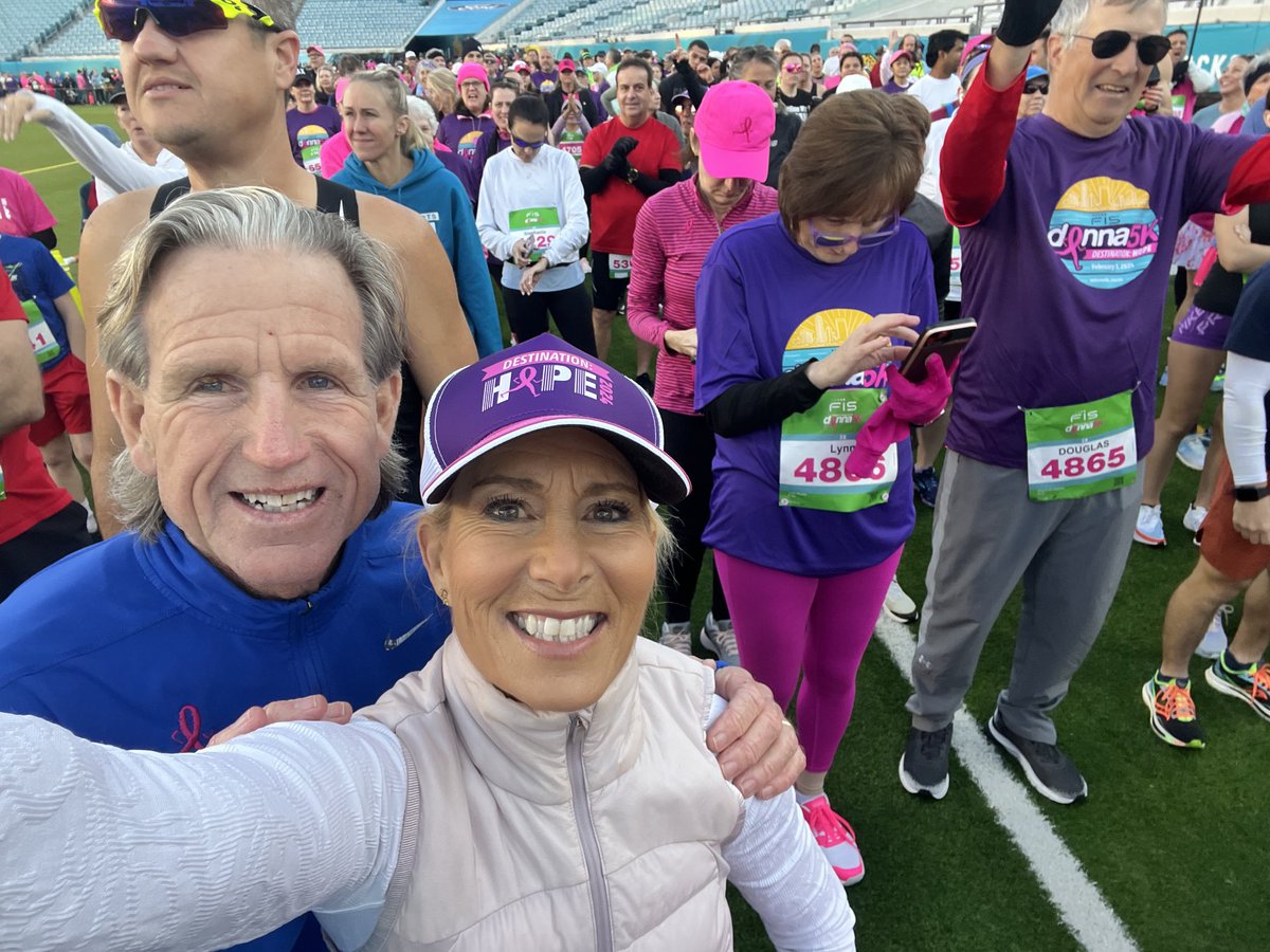 DonnaDeegan's tweet photo. Ready to start the #Donna5k with thousands of my closest friends! #Destinationhope #Finishbreastcancer https://t.co/RtPWlfFXbT