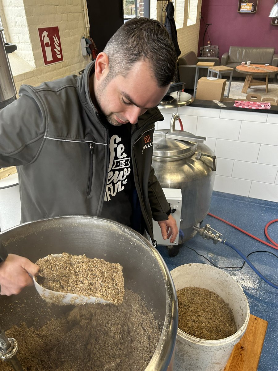 boomeik's tweet photo. In geest van verdwenen kloosterbrouwerij Hulsbergen langs de IJssel bij Wapenveld, brouwen leden Brouwersgilde Hulsbergen zo’n 15 keer per jaar 120 liter ambachtelijke bier. https://t.co/I8TzaZaac4