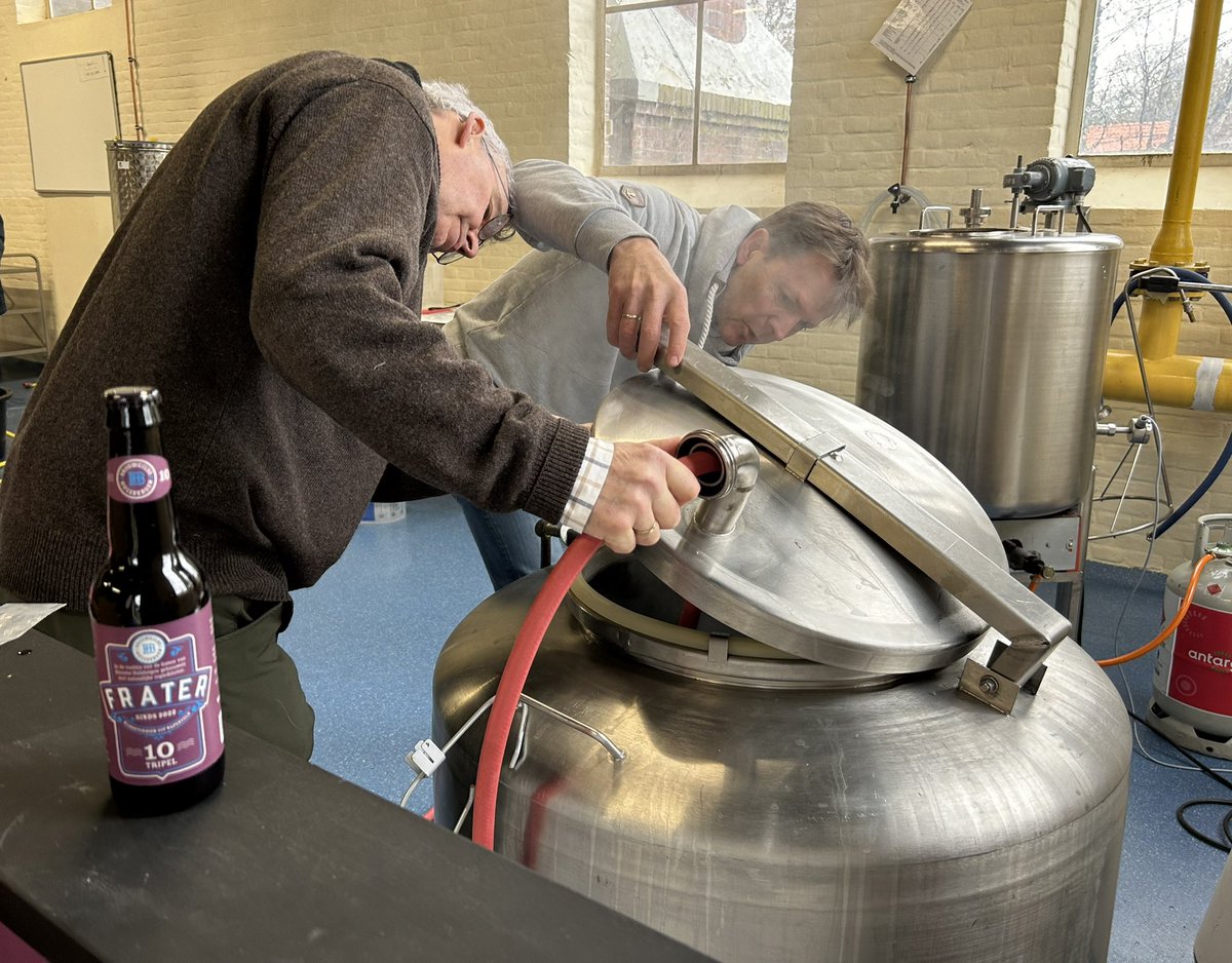 boomeik's tweet photo. In geest van verdwenen kloosterbrouwerij Hulsbergen langs de IJssel bij Wapenveld, brouwen leden Brouwersgilde Hulsbergen zo’n 15 keer per jaar 120 liter ambachtelijke bier. https://t.co/I8TzaZaac4