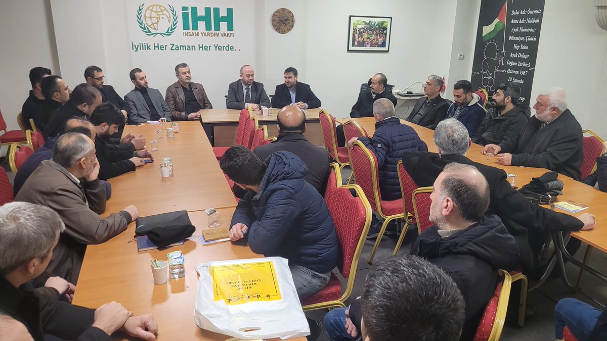 İlçe yönetimimizden bir heyetle İHH'nın Esenler Temsilciliğine ziyarette bulunduk.
Çalışmaları hakkında bilgi aldık.
İlgi ve alakalarından ötürü Vakfın ilçe yönetimine teşekkür ederiz.