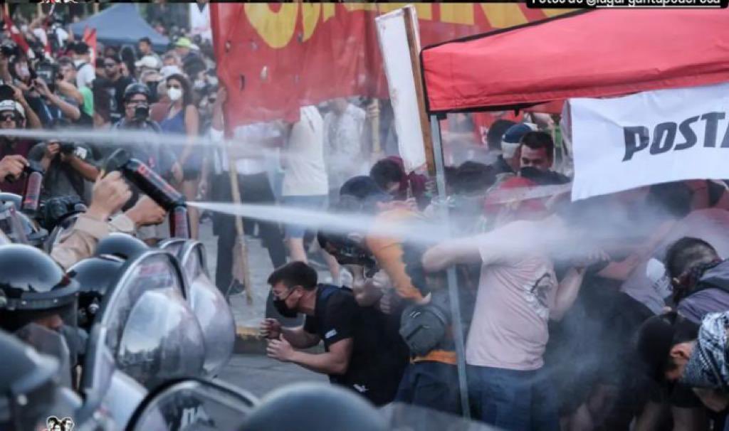 El momento donde los perritos de Bullrich avanzan sobre el gazebo de la posta de salud tirando gases tóxicos a personas que ¡estaban siendo atendidas! y profesionales de la salud! 
Qué vergüenza.