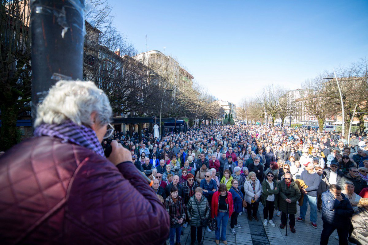 AizpeaOM's tweet image. Herritarrak elkar hartuta. Aldarriak eta kexak ez du etenik. Gero eta gehiago, kalitatezko osasun publikoaren alde.

Aquí seguimos y aquí seguiremos mientras no se de solución a la situación que vivimos en el #AmbulatorioIztieta.

Eskerrik asko eta zorionak antolatzaileei!