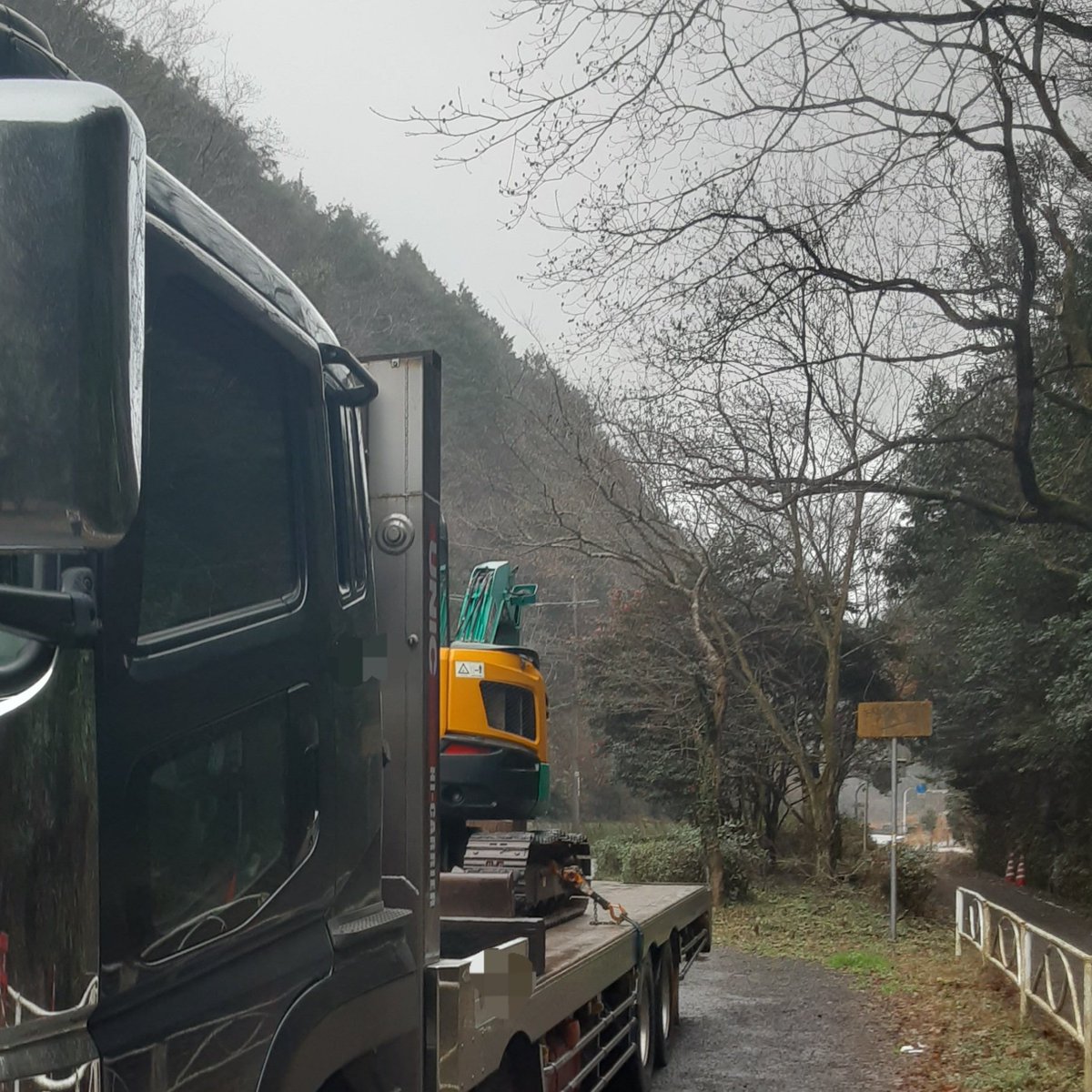 ksboyakkiy's tweet photo. #kubota #RX406 #重機回送
こちらクボタの超小旋回のバックホーです〜
天気が悪いんで滑ります〜
勿論、荷台も滑ります〜
ってふざけて積込んでいたら靴底にグリスが付いてます〜
結局滑ってこけました〜
安全第一! 雨天の積込みは慎重に! https://t.co/pDFsMpeY7K