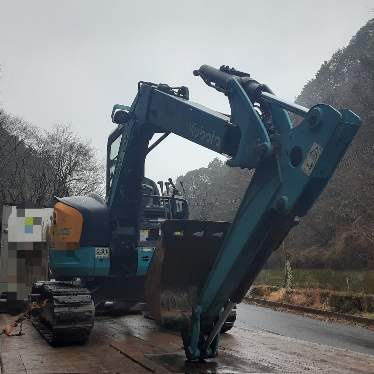 ksboyakkiy's tweet photo. #kubota #RX406 #重機回送
こちらクボタの超小旋回のバックホーです〜
天気が悪いんで滑ります〜
勿論、荷台も滑ります〜
ってふざけて積込んでいたら靴底にグリスが付いてます〜
結局滑ってこけました〜
安全第一! 雨天の積込みは慎重に! https://t.co/pDFsMpeY7K