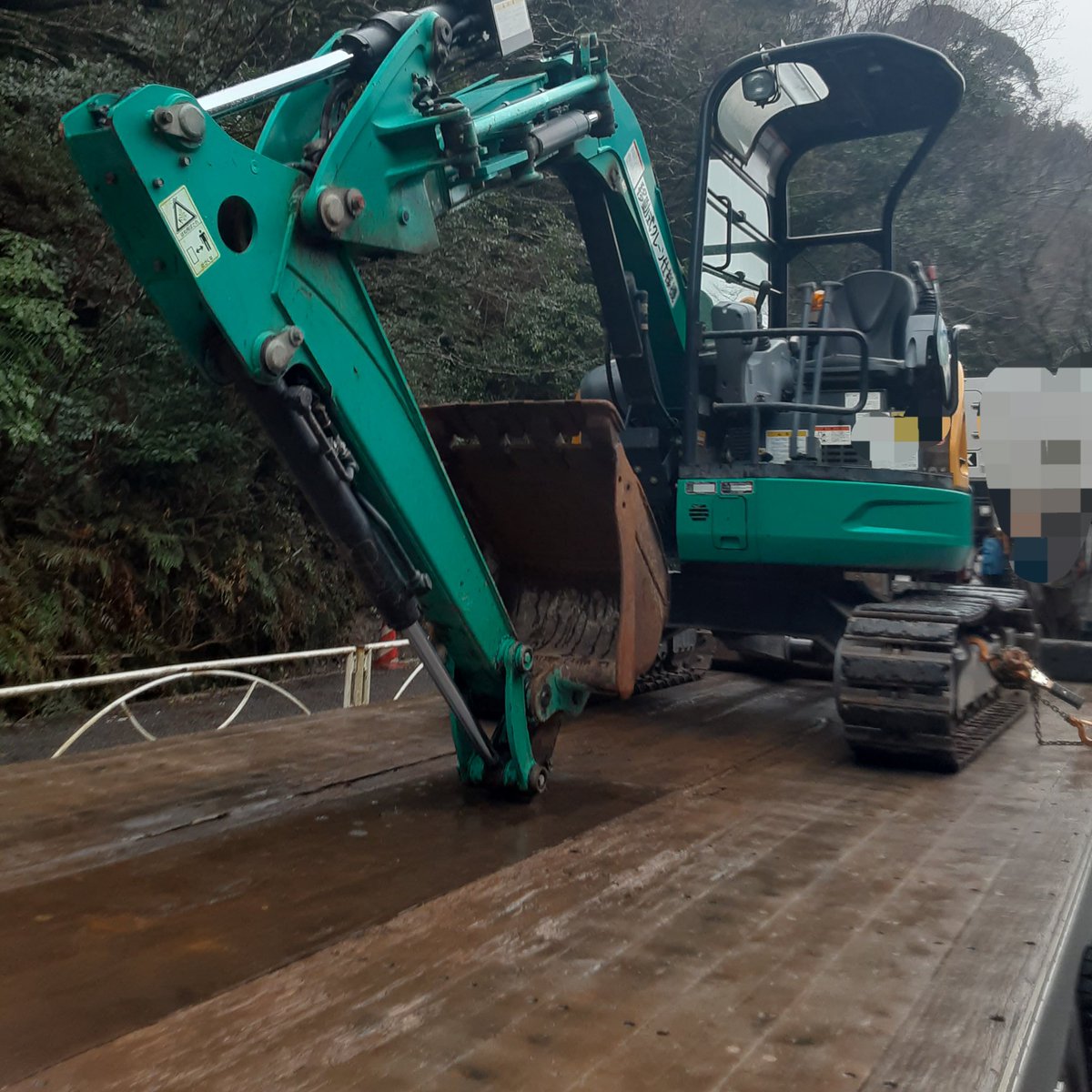 ksboyakkiy's tweet photo. #kubota #RX406 #重機回送
こちらクボタの超小旋回のバックホーです〜
天気が悪いんで滑ります〜
勿論、荷台も滑ります〜
ってふざけて積込んでいたら靴底にグリスが付いてます〜
結局滑ってこけました〜
安全第一! 雨天の積込みは慎重に! https://t.co/pDFsMpeY7K