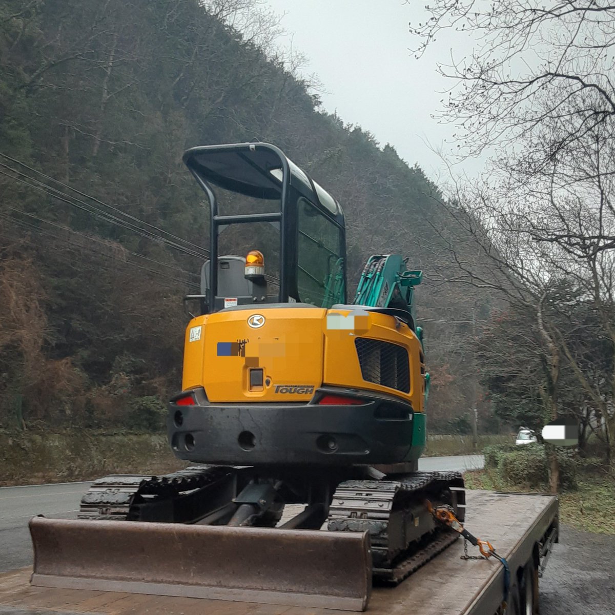 ksboyakkiy's tweet photo. #kubota #RX406 #重機回送
こちらクボタの超小旋回のバックホーです〜
天気が悪いんで滑ります〜
勿論、荷台も滑ります〜
ってふざけて積込んでいたら靴底にグリスが付いてます〜
結局滑ってこけました〜
安全第一! 雨天の積込みは慎重に! https://t.co/pDFsMpeY7K