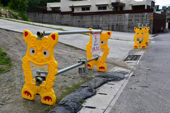 FLManInJapan's tweet photo. @TBeanpod @JFootballAnaly1 That's a great idea! The torii at Kanazawa Station is amazing to see.

Okinawa uses Shisas! (Photo compliments of google.) I have seen both yellow and red. https://t.co/3pZjx7lAp8