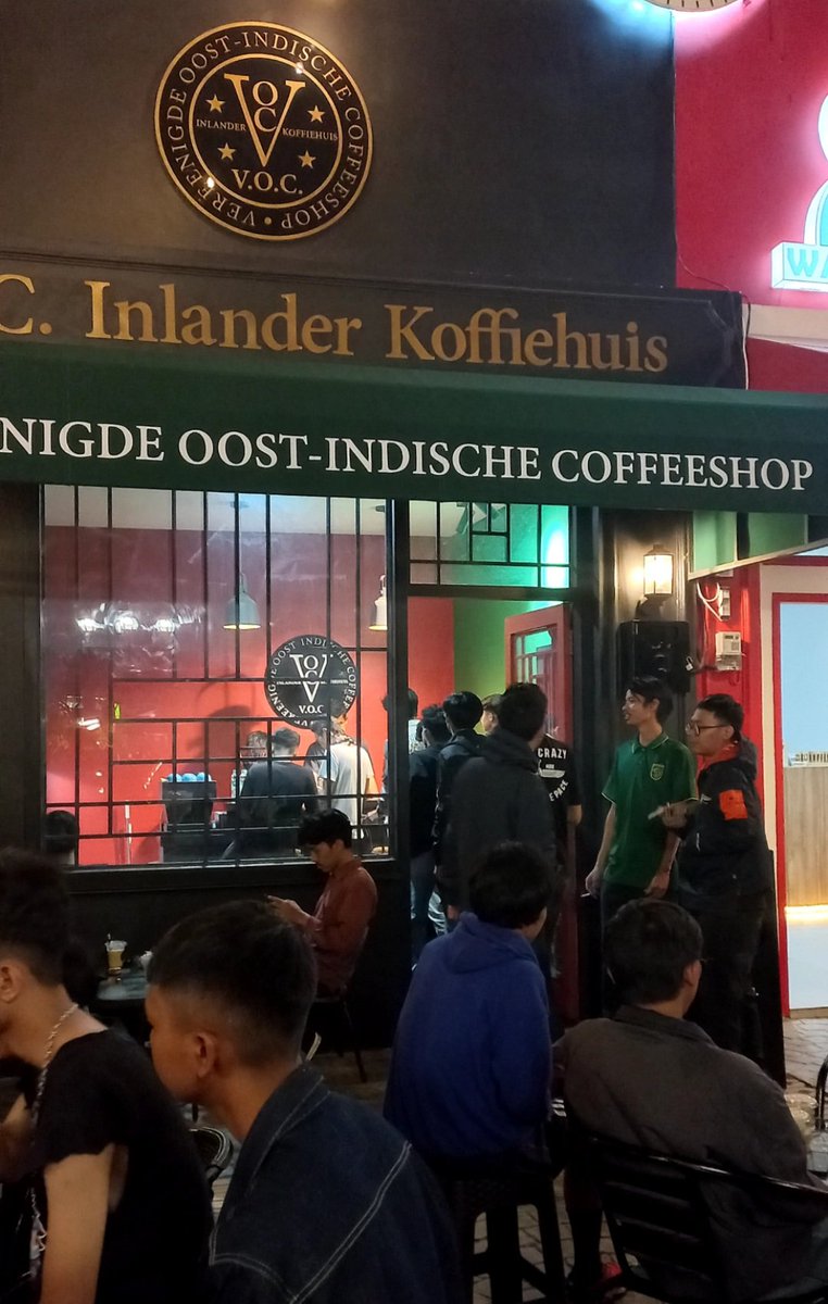 Barang siapa yang sendirian, terjebak di malam minggu. Gitu aja sih kata aku mah. Gak tau kalau kata Firaun mah. At VOC : Vereenigde Oost-Indische Coffeeshop. Pasar Kreatif Jawa Barat, Bandung.