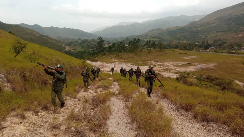 ejercito_ve's tweet photo. 📸 #EnFotos || La Escuela de Operaciones Especiales del Ejército Bolivariano llevó a cabo la instruccion de Patrullajes Diurnos, a su vez la instrucción de nomenclatura, uso y funciones de las armas de apoyo, saltos y entradas al agua, gestión de riesgo y nomenclaturas de equipo, entrenamiento de 1.500 metros de nado de combate nocturno y fortalecimiento físico. Todas estas jornadas de adiestramiento militar forman parte del Curso Básico de Operaciones Especiales Caribe junto a las Tropas de Acción Rápida.