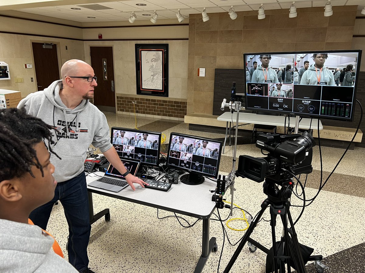 What a fantastic elective fair and welcome from <a href="/DLarson1Barb/">Dr. Donna Larson, Ed. D</a> and her staff! <a href="/DeKalb428CRMS/">Clinton Rosette MS</a> class of 2028 are now well equipped for their freshman year at DHS! #1barb