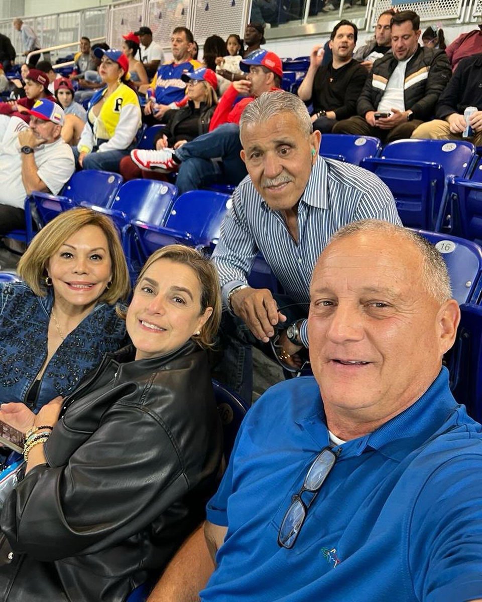 porlagoma's tweet image. En la foto: Eduviges Polidor, Eli de Pedrique, Luis Salazar y Alfredo Pedrique, apoyando a los Tiburones.