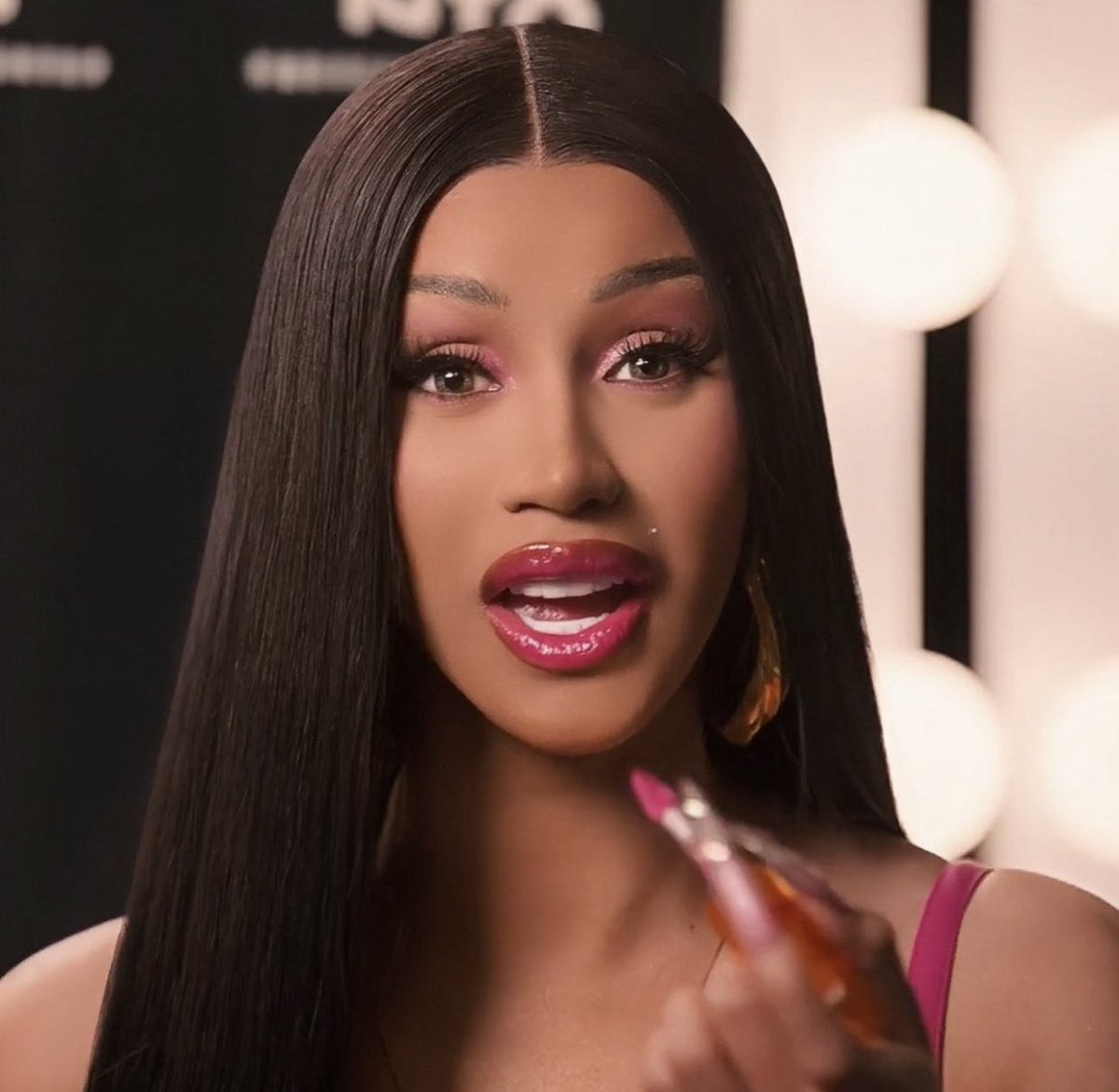 idem0lish's tweet photo. #BardiGang Marks 24 Days Without Cardi #CB2COMING
#WeMissYouCardi ๐ https://t.co/rpxItEZNyD