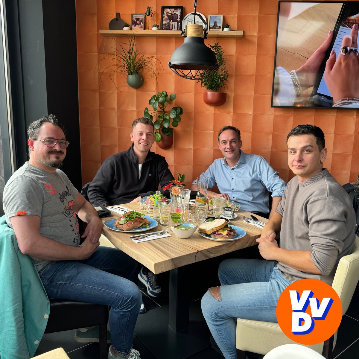VVDStedeBroec's tweet photo. Vanochtend hadden we als VVD eerst een interessant Regionaal Overleg met de fracties in Westfriesland.🧡💙

Aansluitend hadden we een leuke en lekkere nadere kennismaking tussen de raadsleden en wethouder in Stede Broec. Het was gezellig bij Zwagers. 💪🏼👍🏻

#teamVVD @VVDWFregio https://t.co/FvRgO7Ui3T