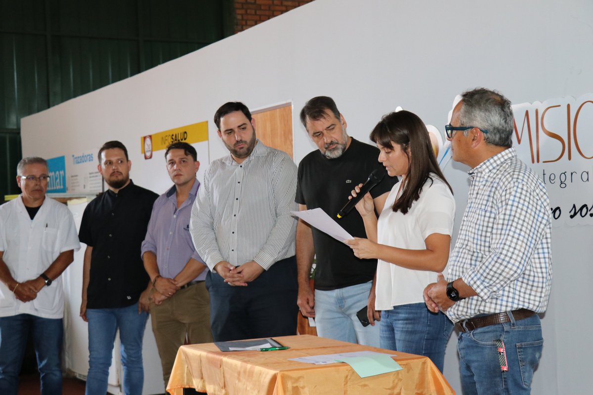 MuniLNAlem's tweet photo. El intendente @MatiasSebely acompañó la asunción del nuevo jefe de área  @SaludMisiones, José de Olivera, puesto en funciones por Dra. Silvia Rodríguez. Agradecemos presencia de @DrGonzalezObera @antunezproeza ,director Samic Alem,Enrique Martínez, @HelardFeltan @DanteGenessini https://t.co/l94E3xpSnf