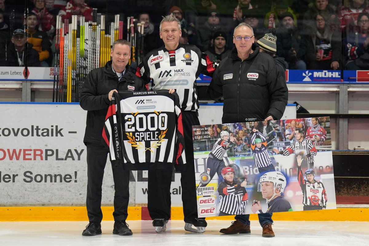 DEL2_News's tweet photo. Herzlichen Glückwunsch, Marcus Brill, zu 2.000 Spielen als Schiedsrichter! Brill hat 1996 mit 16 Jahren als Schiedsrichter angefangen &amp; sowohl national als auch international Spielleitungen durchgeführt - über 1.000 als Hauptschiedsrichter. 
📸 Chuc Fotografie https://t.co/V1A0Mfdk8m