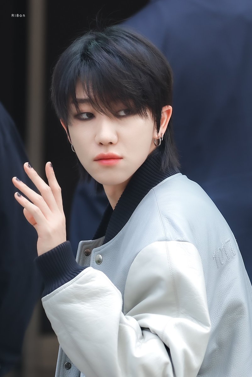 ri8on_'s tweet photo. 230428 뮤직뱅크 디에잇 

🐈‍⬛🐈‍⬛

#세븐틴 #디에잇 #THE8 
#서명호 #Xuminghao #徐明浩 #ミンハオ https://t.co/t6rHdRUfzY